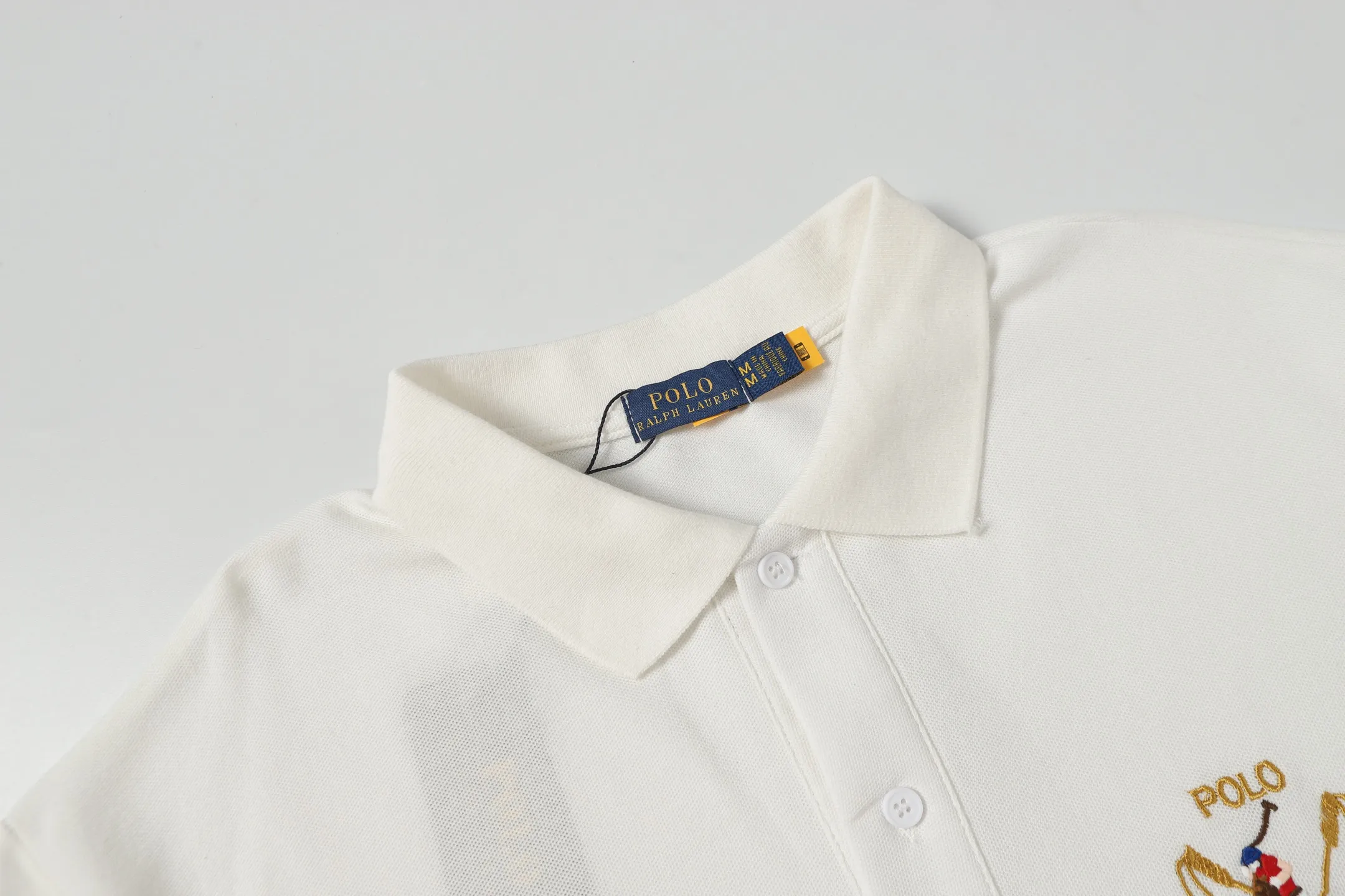 P156 Style number: A015 [Ralph Lauren classic letter logo embroidered Polo shirt] ✅250 grams of fine cotton pique fabric, custom-woven and dyed threads ✅Original stickers Scan the QR code to enter the official website ✅Large version, loose and stylish, can wear up to 210 pounds Color: black, white, navy, blue, sky blue, dark gray, floral gray Size: S-XL